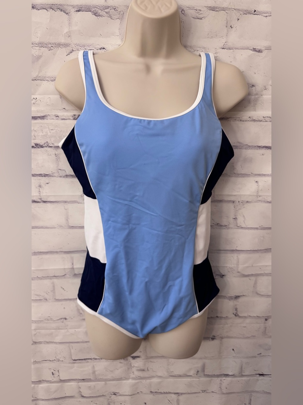 Lands’ End Tugless Scoop Neck Low Leg 12 One Piece Swimsuit Slimming Colorblock